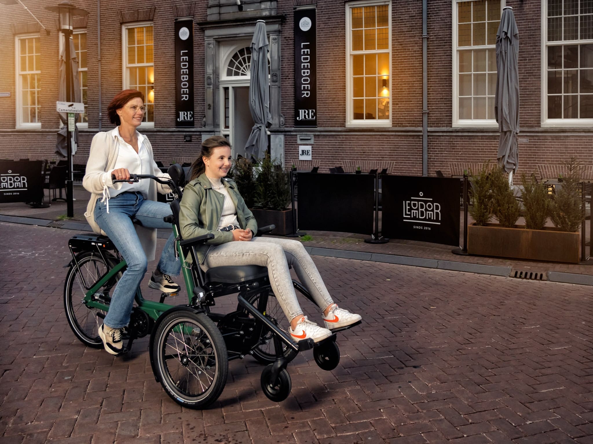 donne su bici Remoove modello HUKA E DIAZ