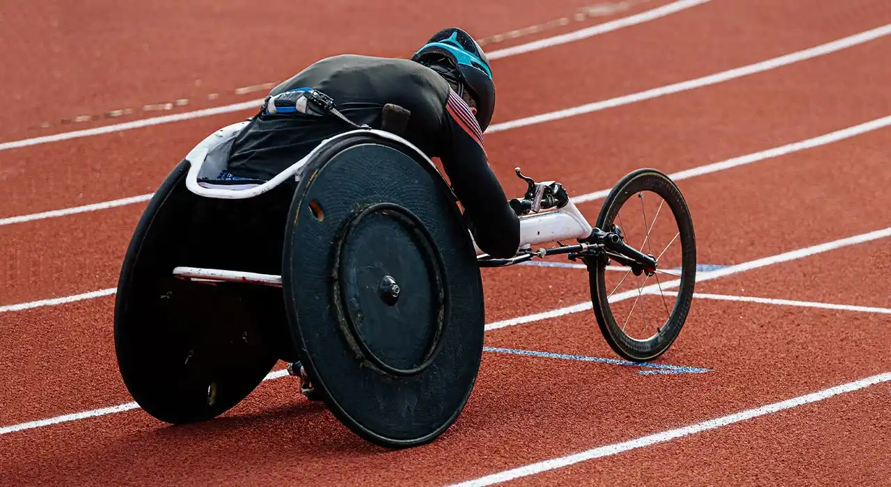 atleta paralimpico con handbike atleta paralimpico con handbike